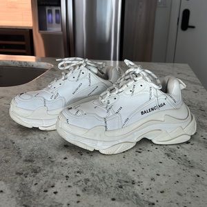 Balenciaga triple s logo , size 36 fit 37 very comfortable like new